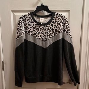 Ladies Medium leopard sweat shirt EUC